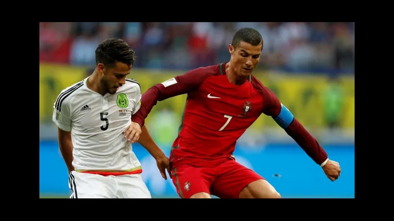 Cầu thủ Mexico và Bồ Đào Nha đối mặt trên sân cỏ Cầu thủ Mexico và Bồ Đào Nha đối mặt trên sân cỏ