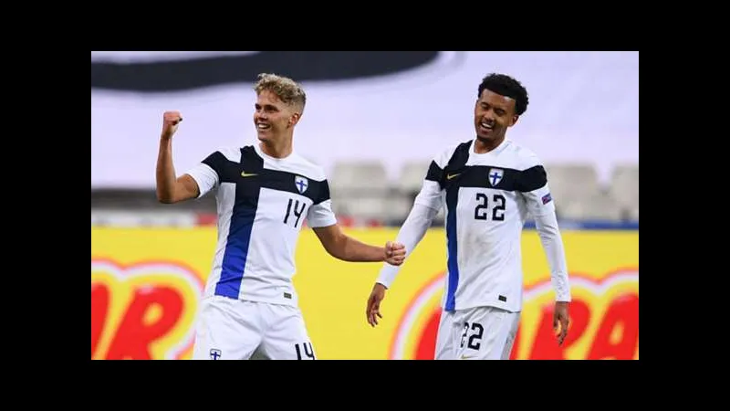 Cầu thủ Phần Lan thực hiện cú sút mạnh mẽ trong trận đấu với New Zealand Cầu thủ Phần Lan thực hiện cú sút mạnh mẽ trong trận đấu với New Zealand