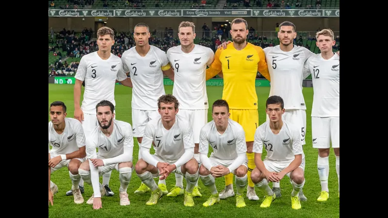 Cầu thủ New Zealand và Phần Lan tranh chấp quả bóng Cầu thủ New Zealand và Phần Lan tranh chấp quả bóng