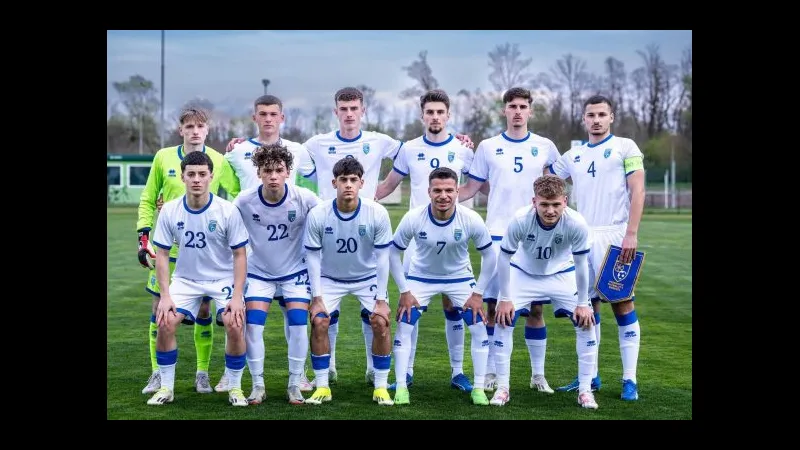 Cầu thủ U19 Kosovo đang tấn công mạnh mẽ trước U19 Thổ Nhĩ Kỳ