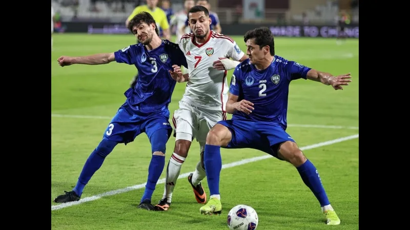 Cầu thủ Uzbekistan và Gabon tranh chấp quả bóng trên sân cỏ